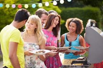 Partygäste grillen vor dem Partyraum in Reiskirchen und Gießen und Umgebung