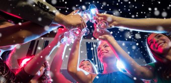Partygäste prosten sich zu im Partyraum in Reiskirchen und Gießen und Umgebung